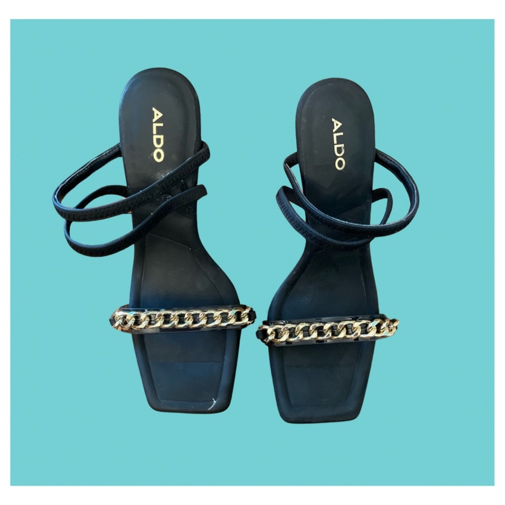 ALDO black sandals accented with a gold colored chain on the toe strap. 🔥💃